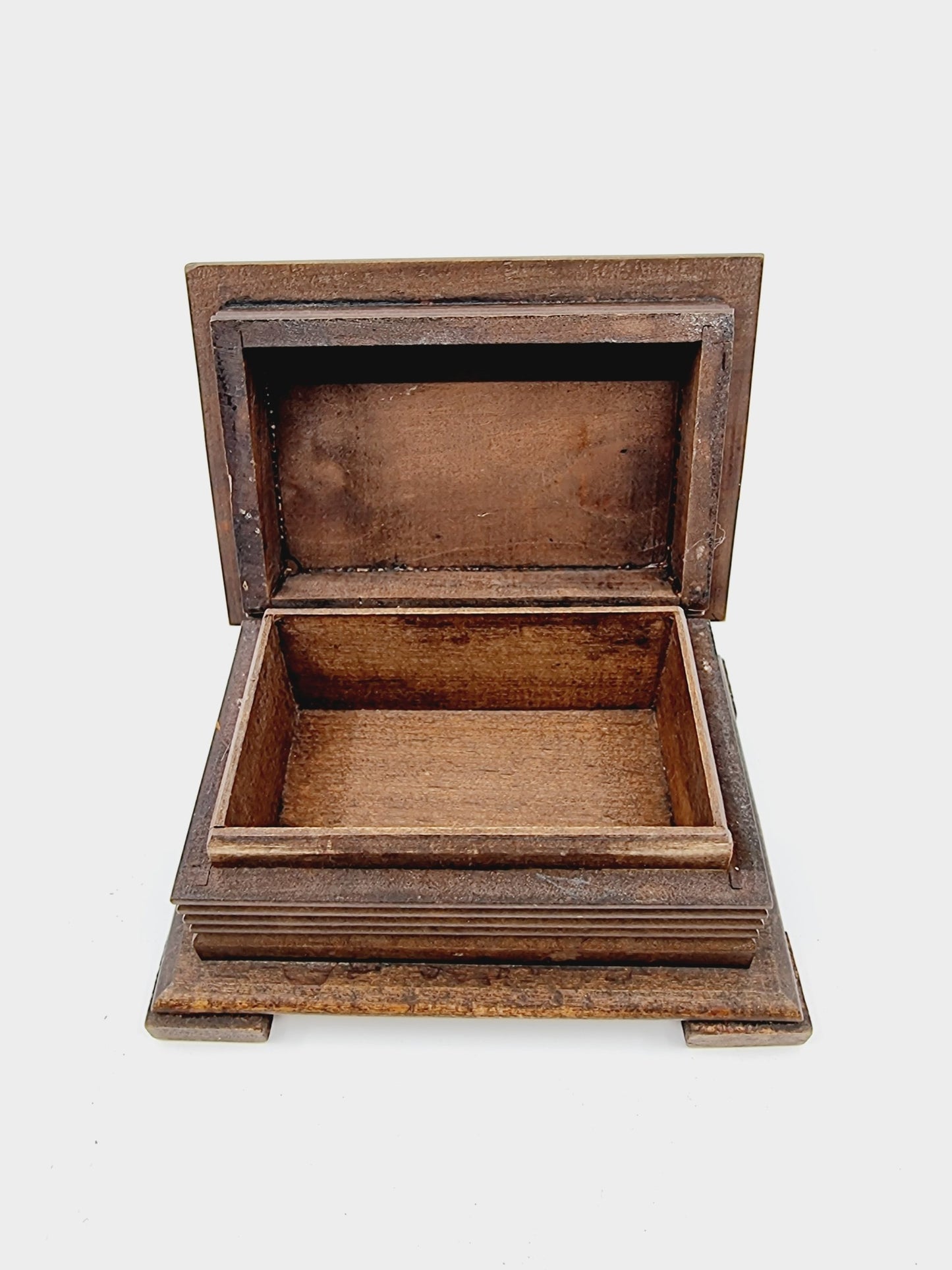 Boîte en bois sculptée