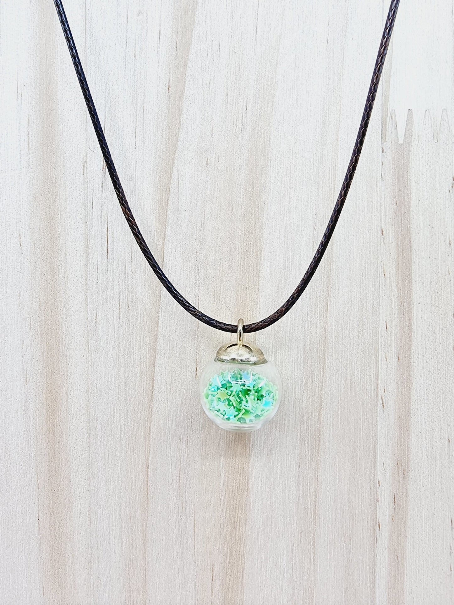 Collier boule - étoiles vertes