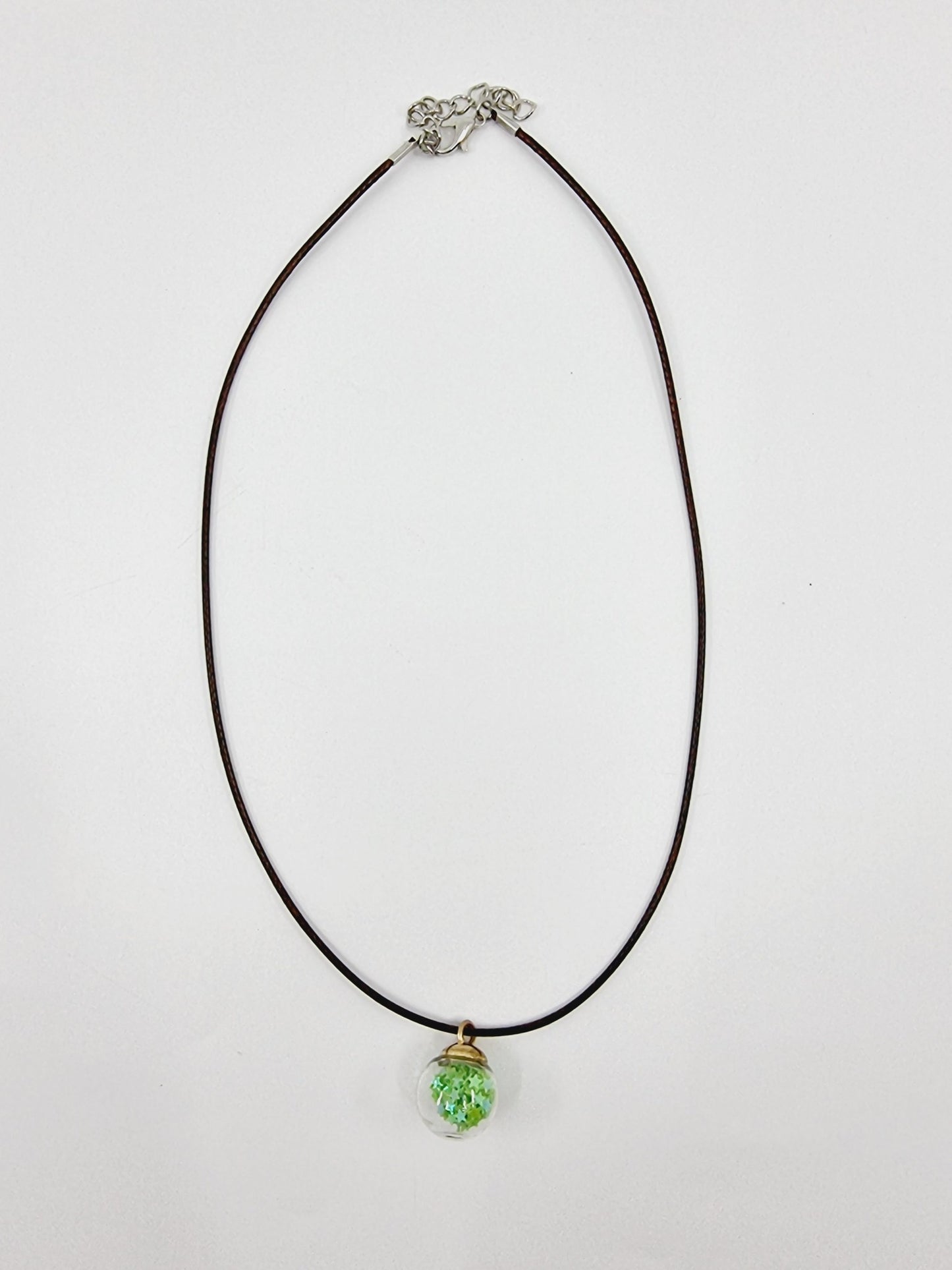 Collier boule - étoiles vertes