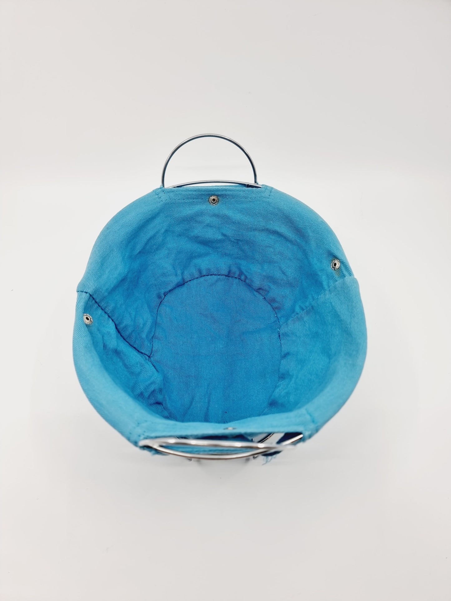 Corbeille en métal avec tissu