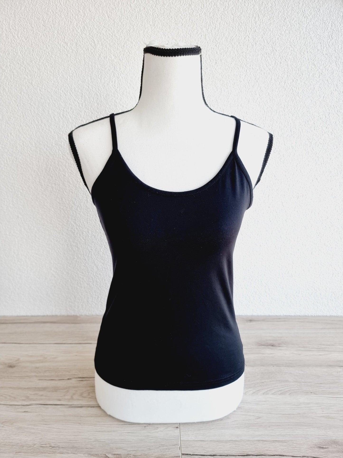 Top noir simple à bretelles fines (SIZE : XS)