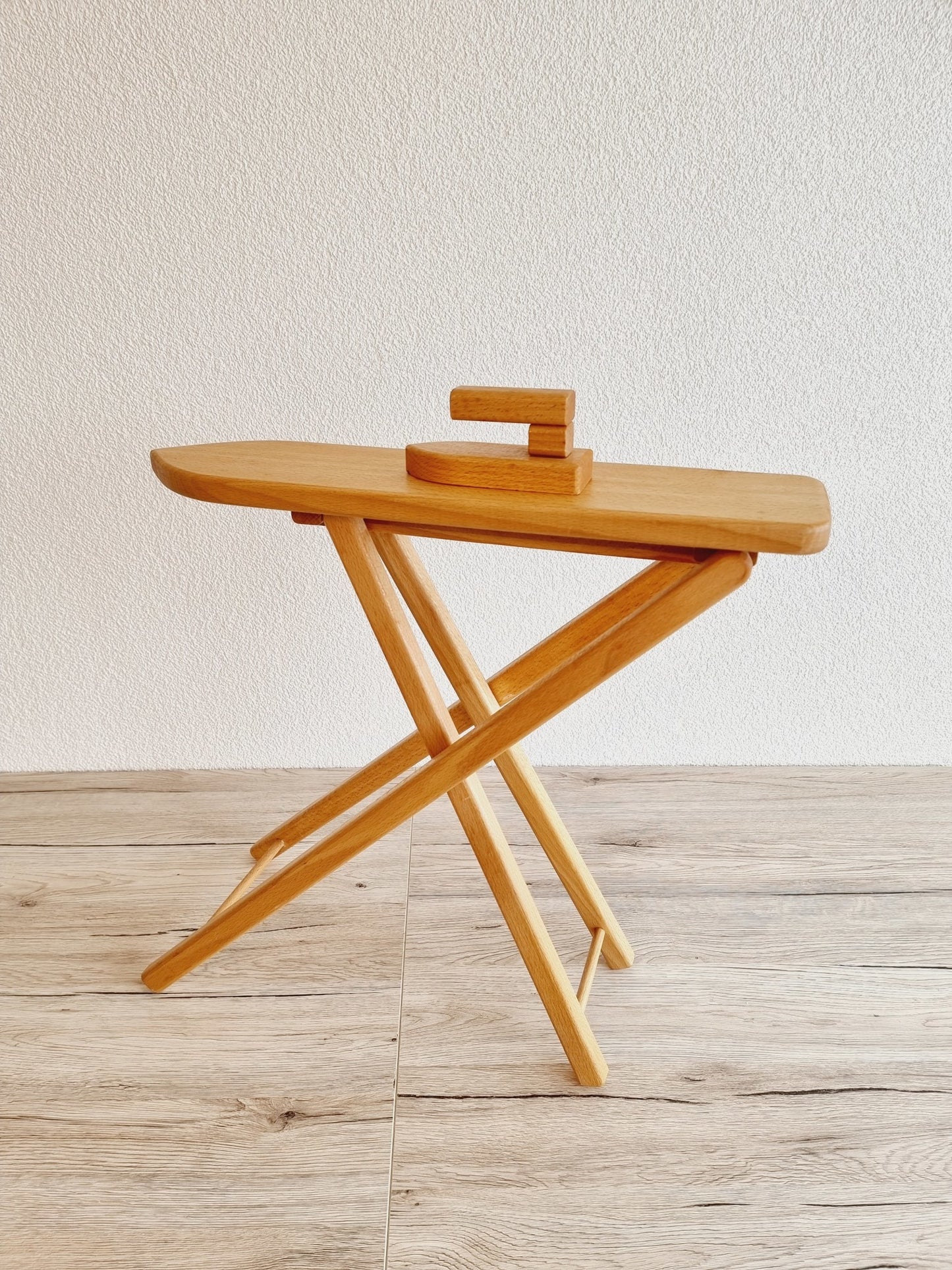 Planche et fer à repasser en bois