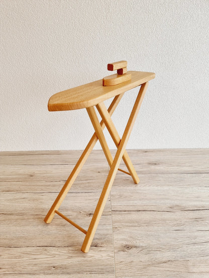 Planche et fer à repasser en bois