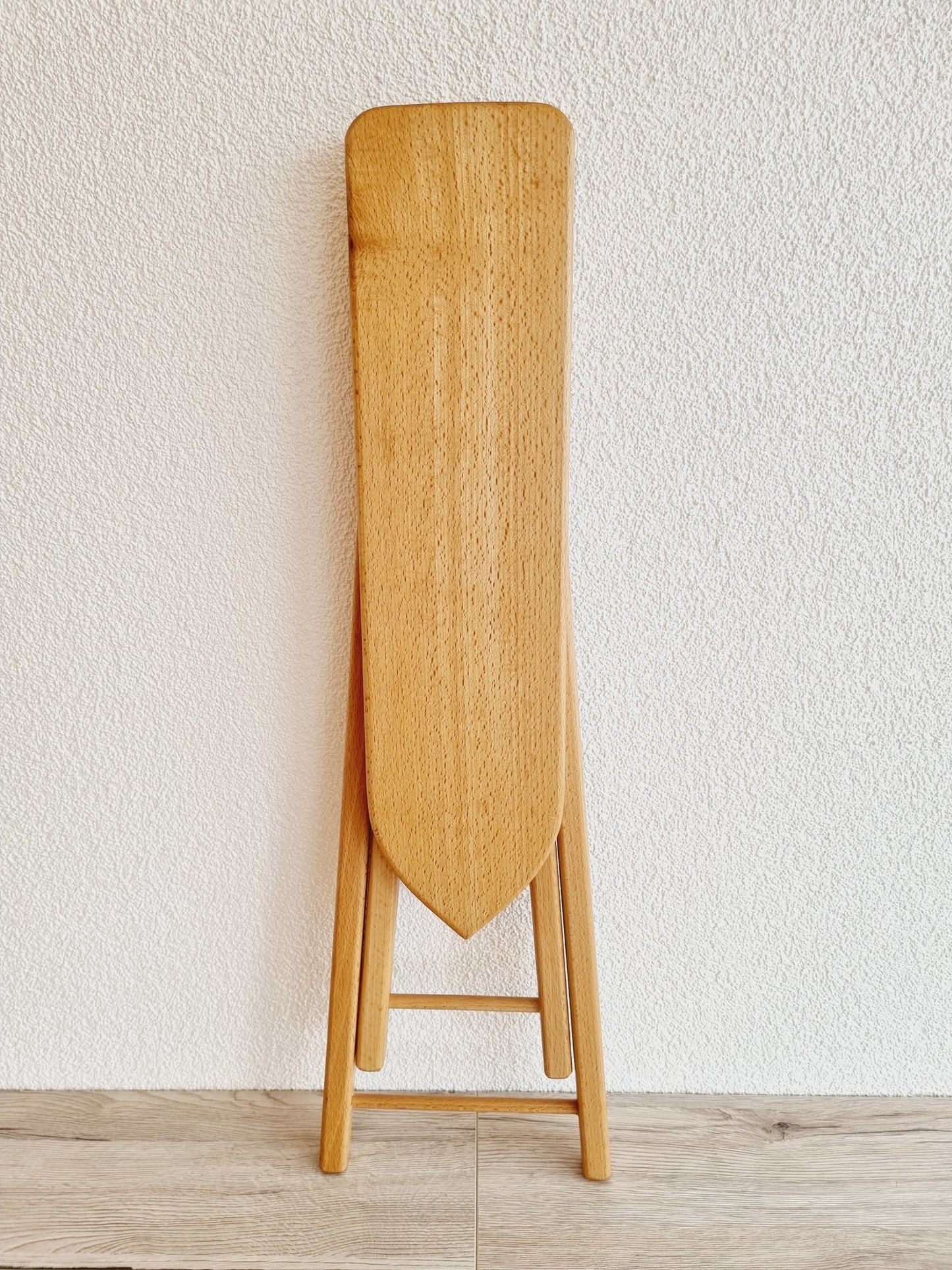 Planche et fer à repasser en bois