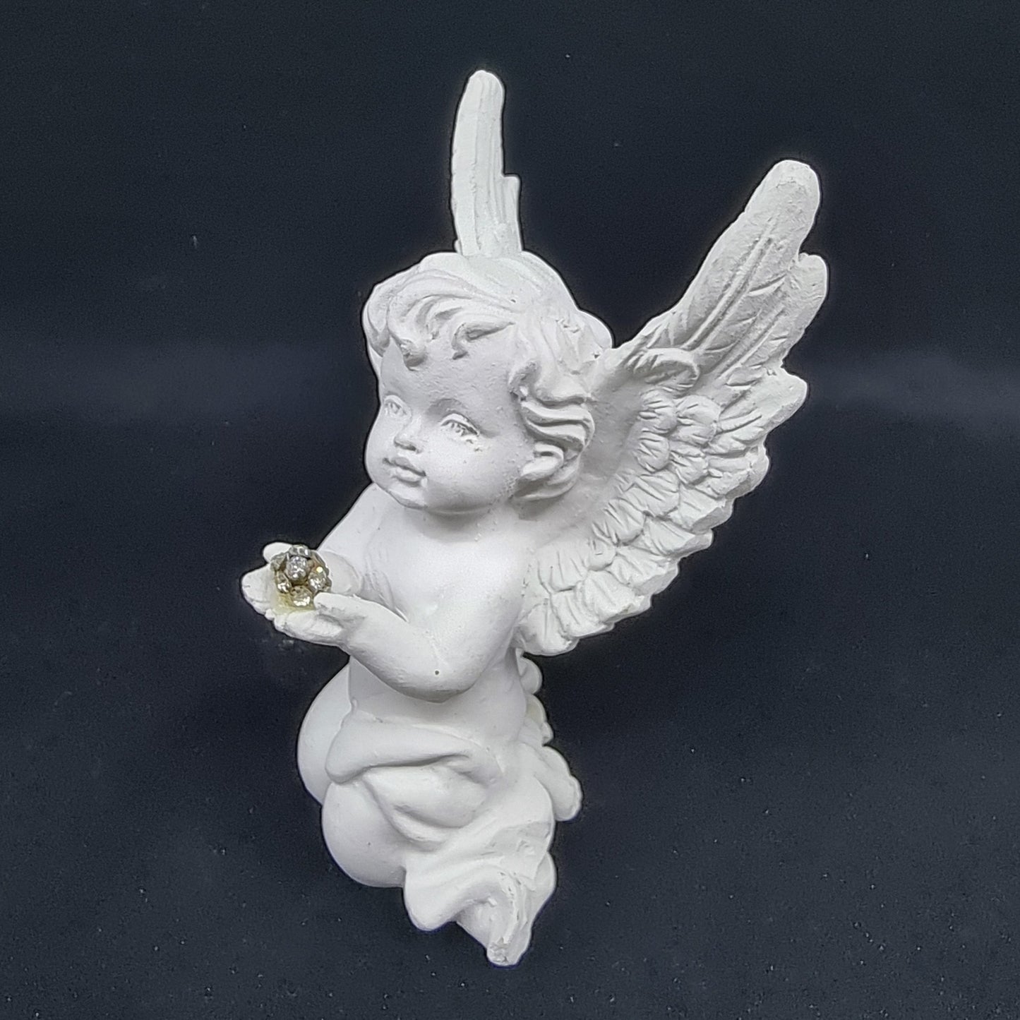 Ange tenant une boule de lumière