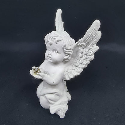 Ange tenant une boule de lumière