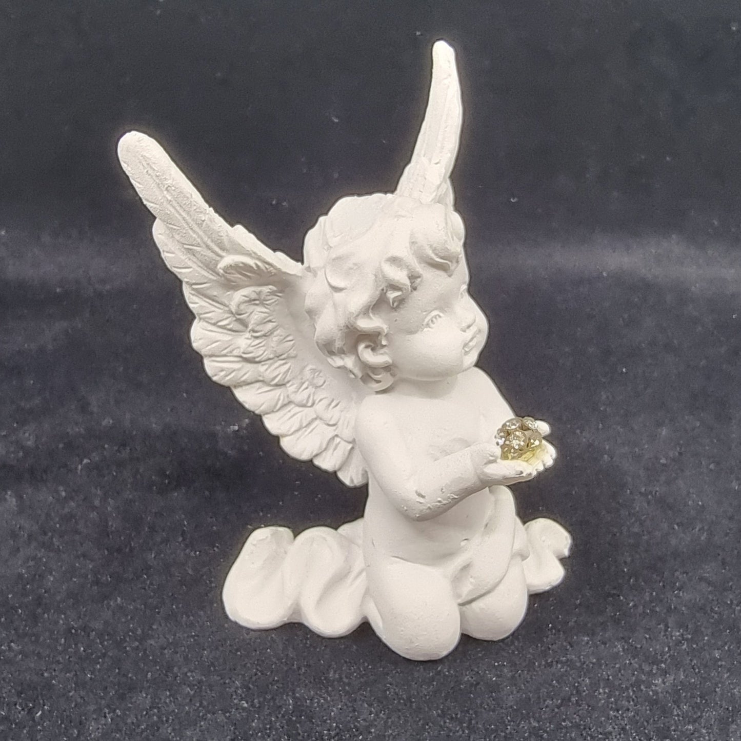 Ange tenant une boule de lumière