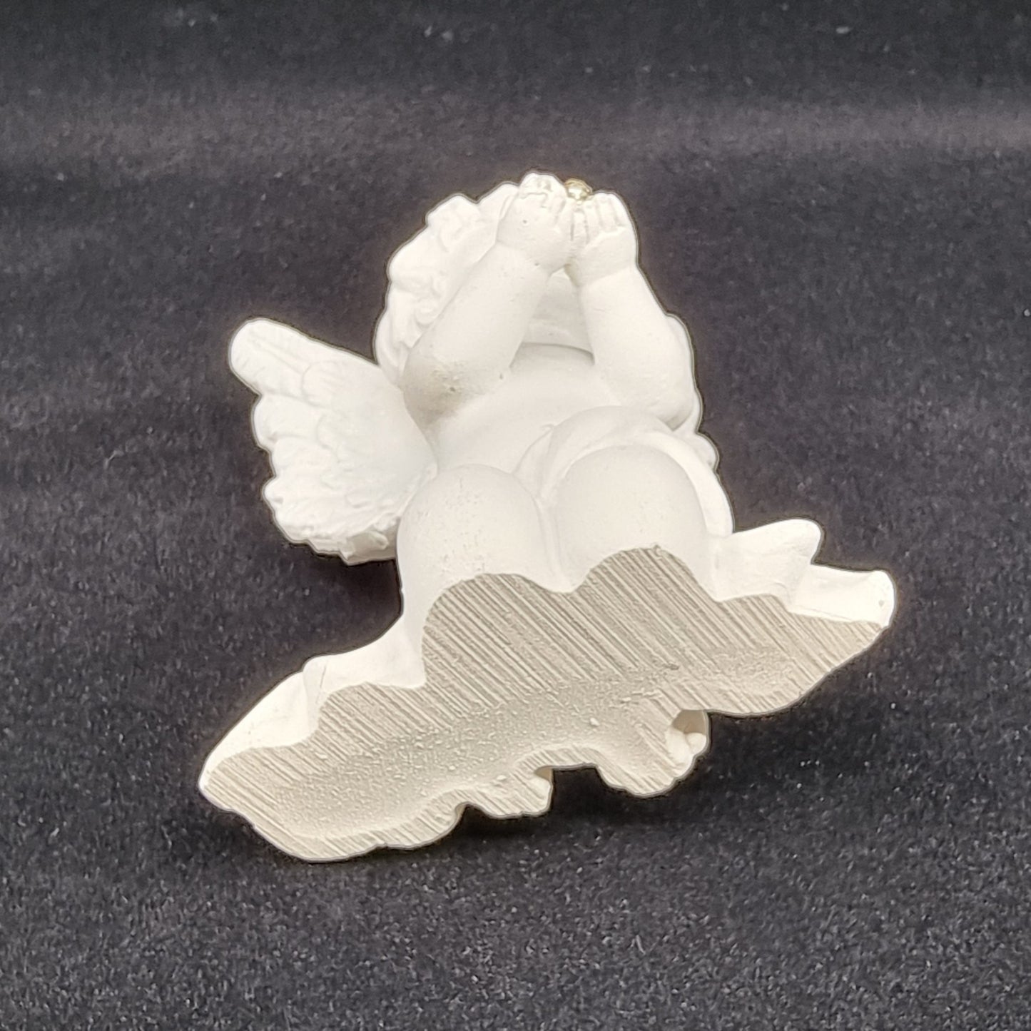 Ange tenant une boule de lumière