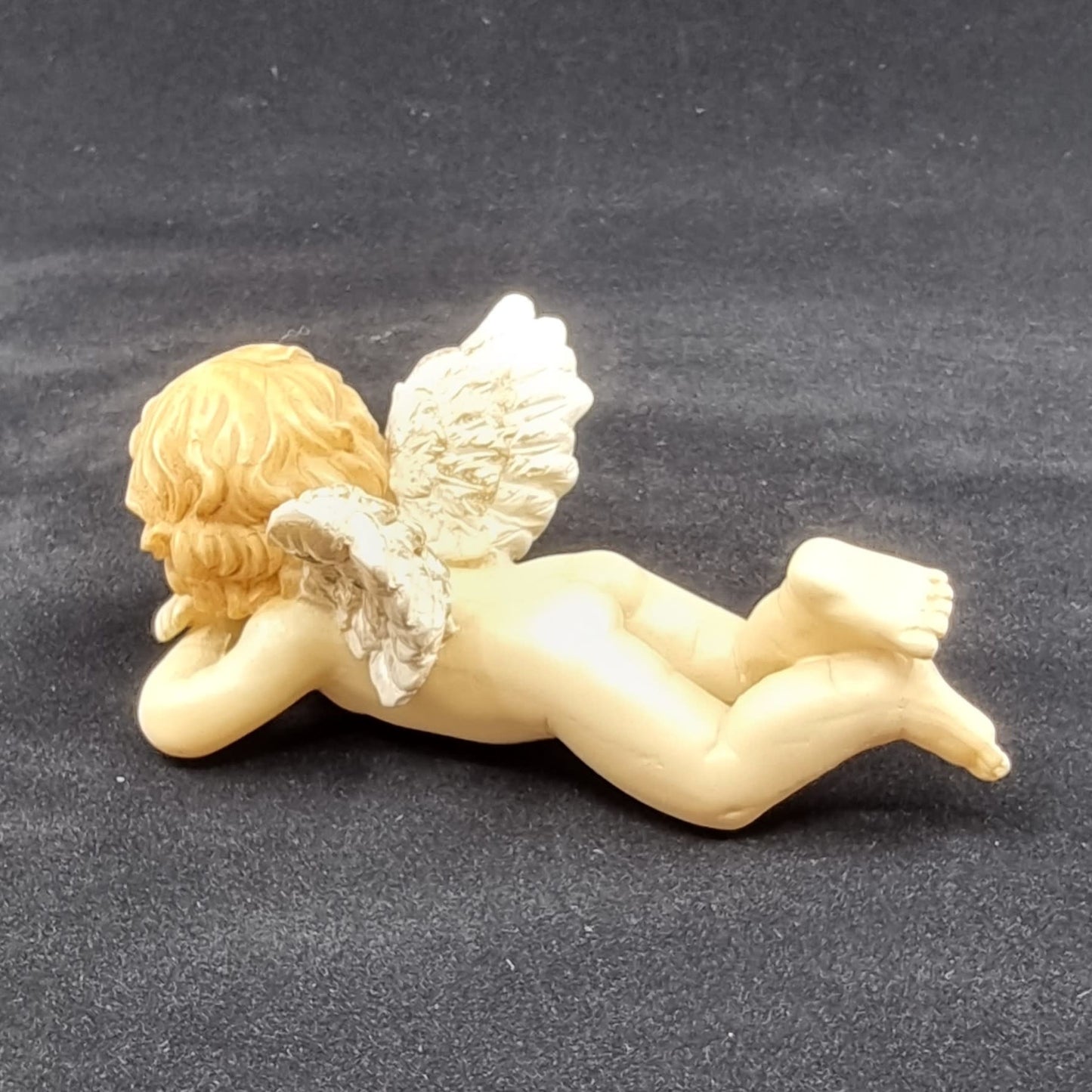 Ange couché sur le ventre