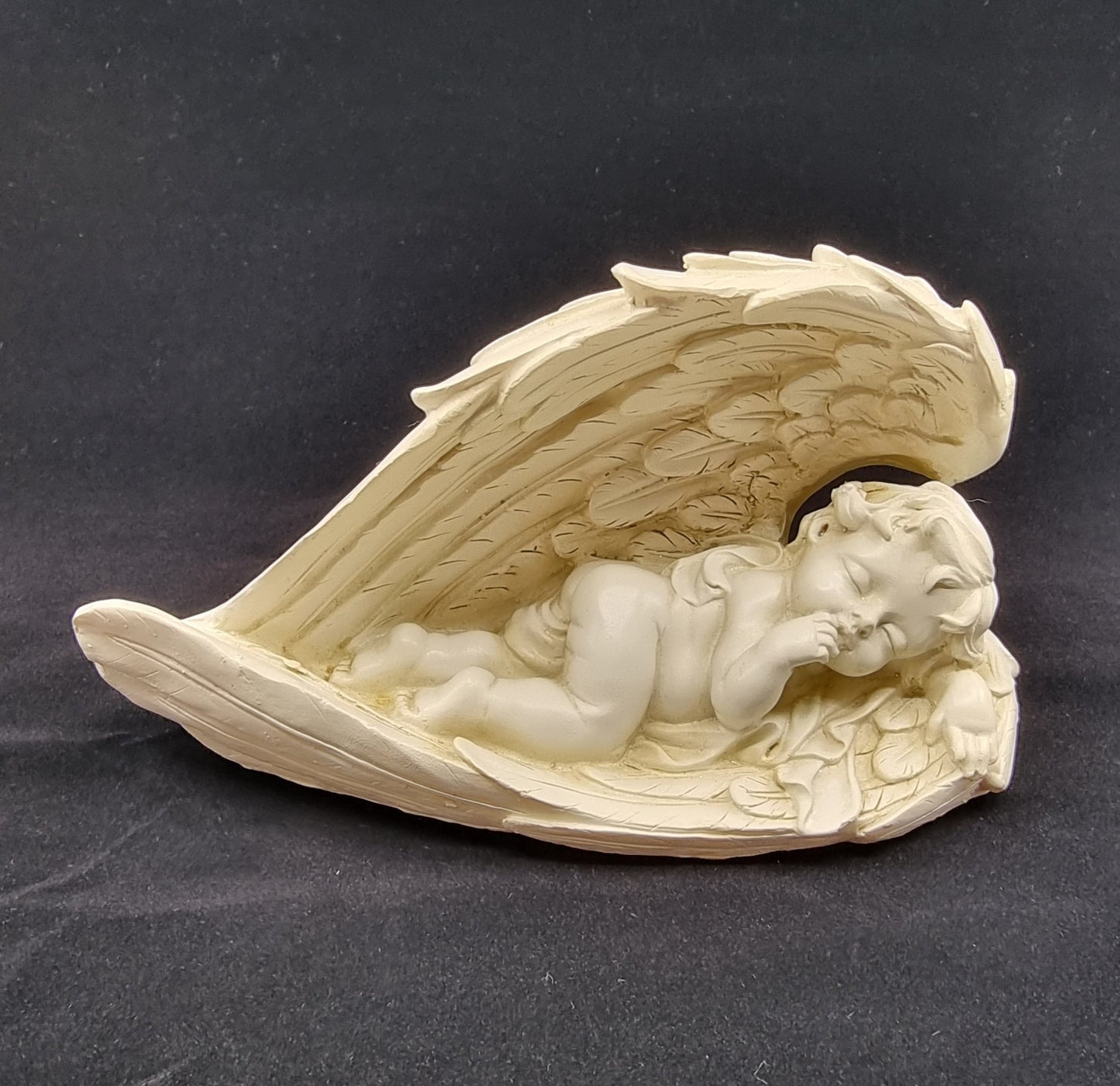 Ange endormi sur ses plumes