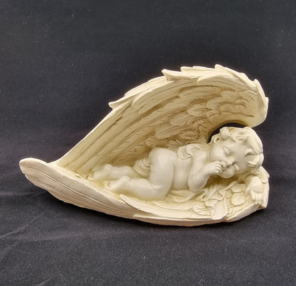 Ange endormi sur ses plumes