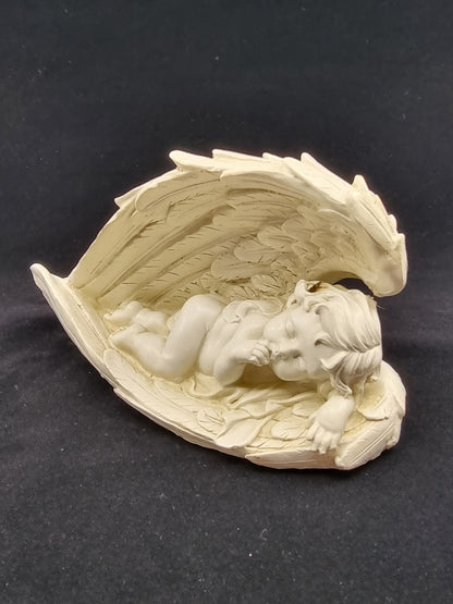 Ange endormi sur ses plumes