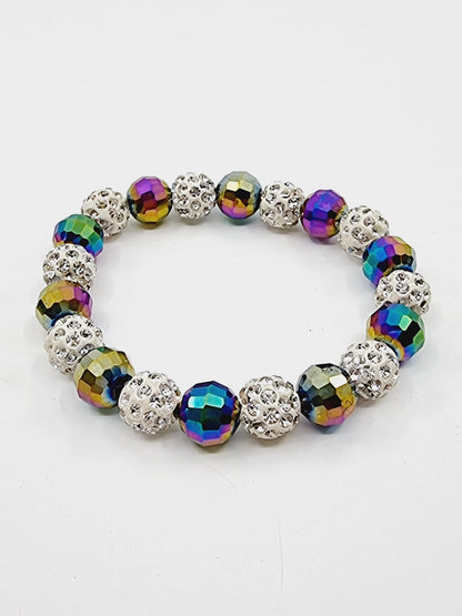 Bracelet en perles irisées et blanches avec strass