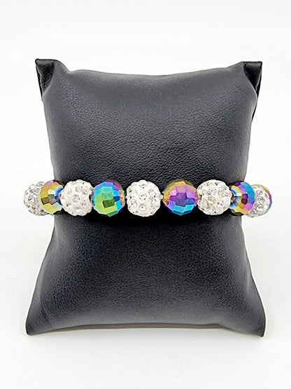 Bracelet en perles irisées et blanches avec strass
