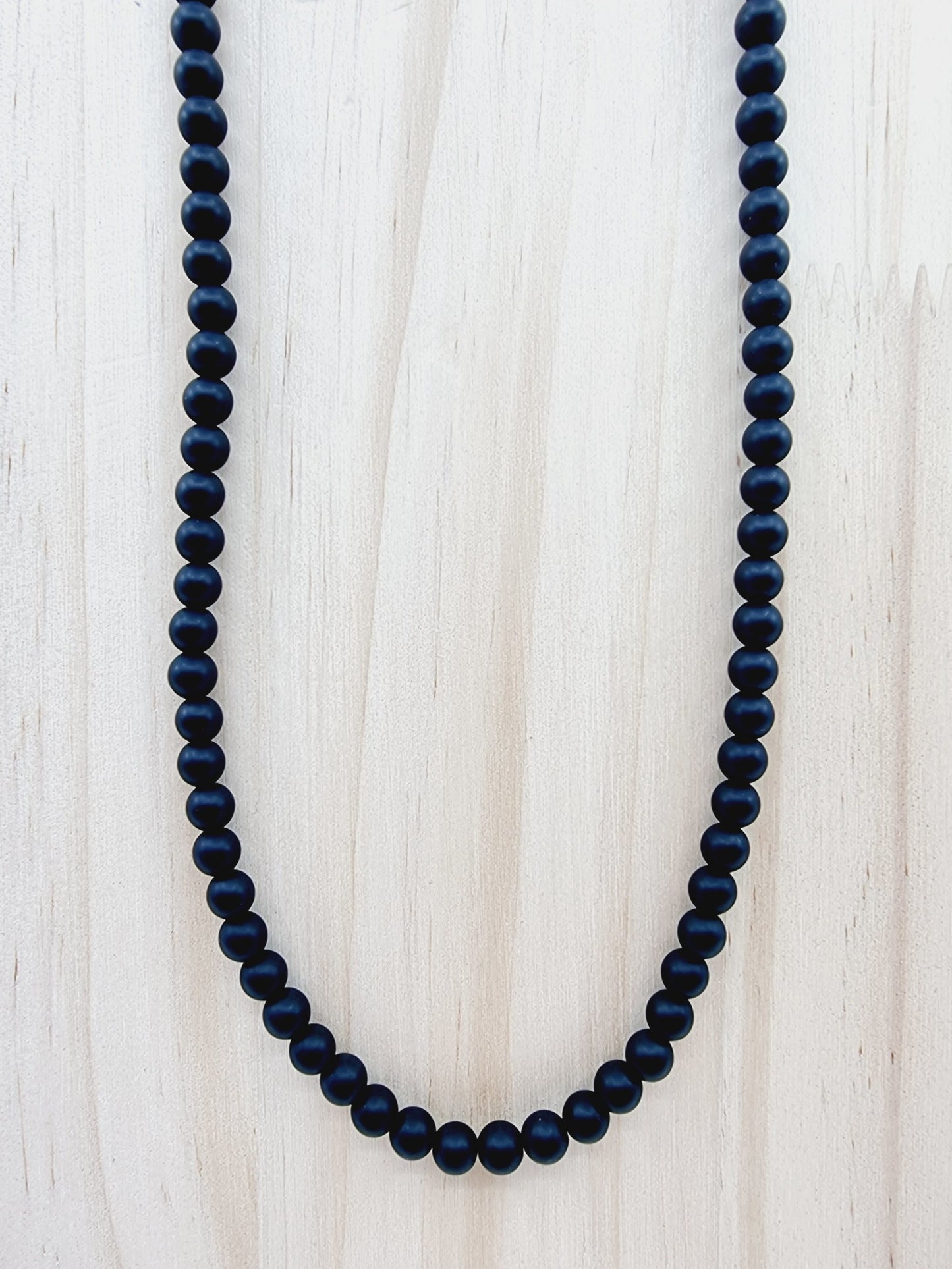 Collier en perles noires mates