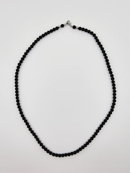 Collier en perles noires mates