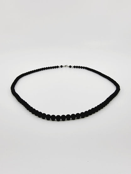 Collier en perles noires mates