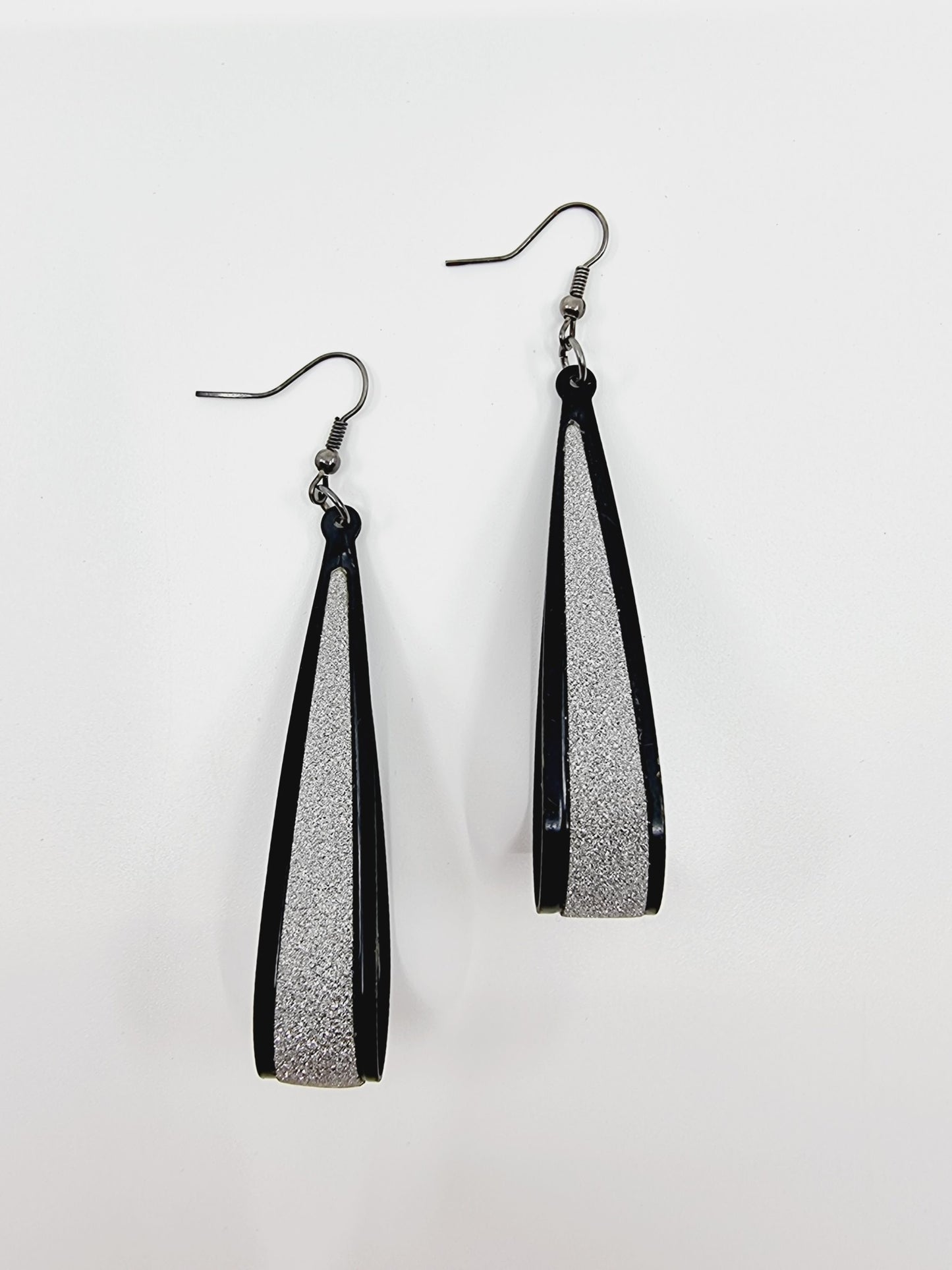 Boucles d'oreilles longues - noires à paillettes argentées