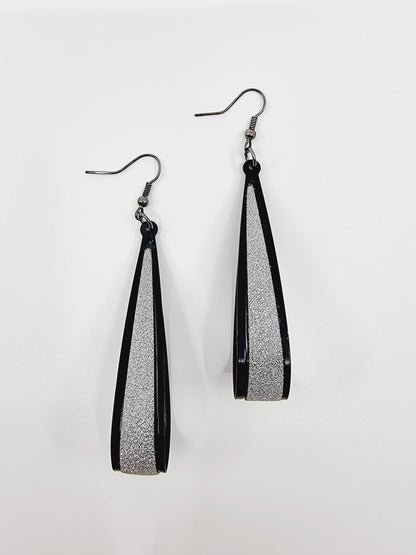 Boucles d'oreilles longues - noires à paillettes argentées