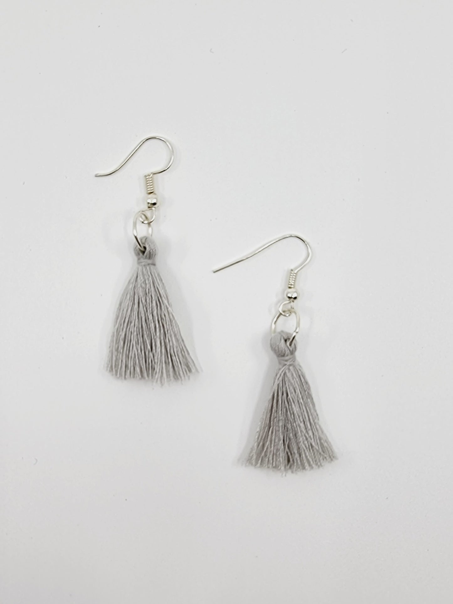 Boucles d'oreilles pompon - gris clair