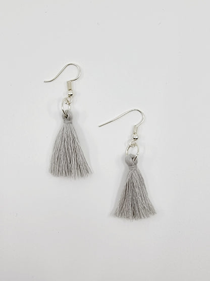 Boucles d'oreilles pompon - gris clair