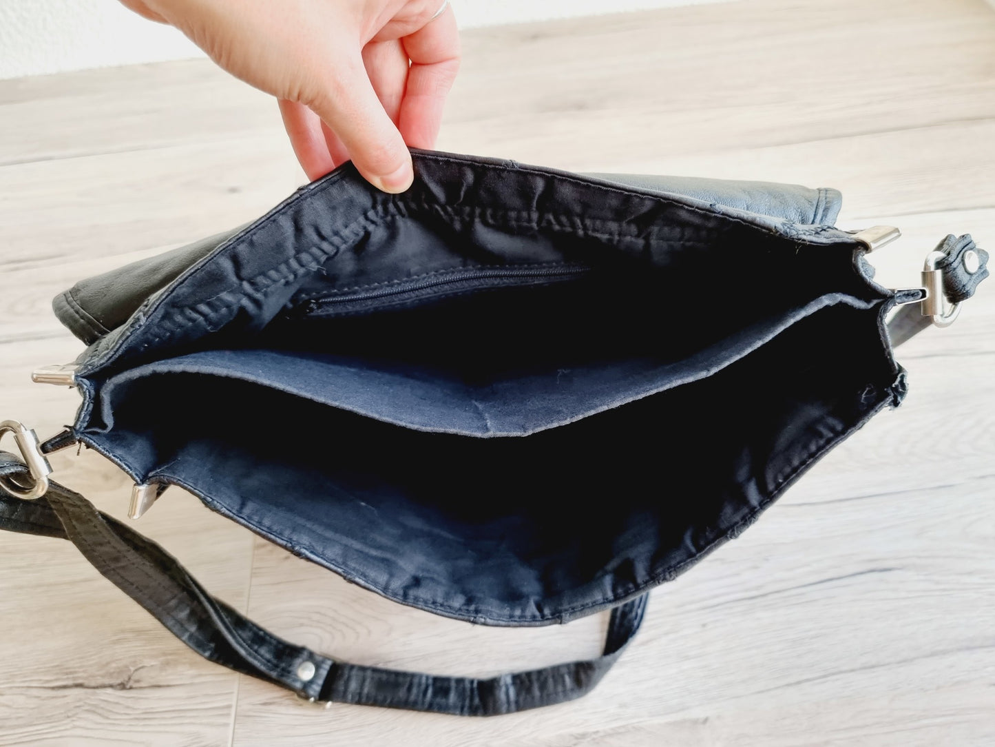 Sac en cuir noir avec coutures apparentes