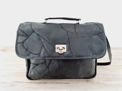 Sac en cuir noir avec coutures apparentes