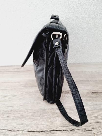 Sac en cuir noir avec coutures apparentes