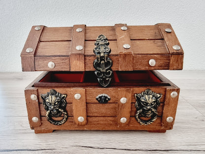 Coffre en bois avec compartiment