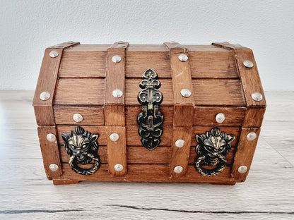 Coffre en bois avec compartiment