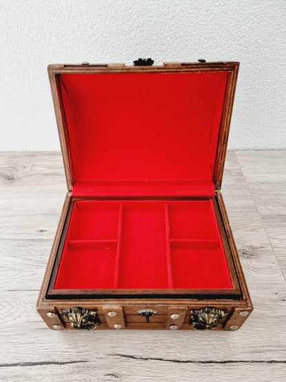 Coffre en bois avec compartiment