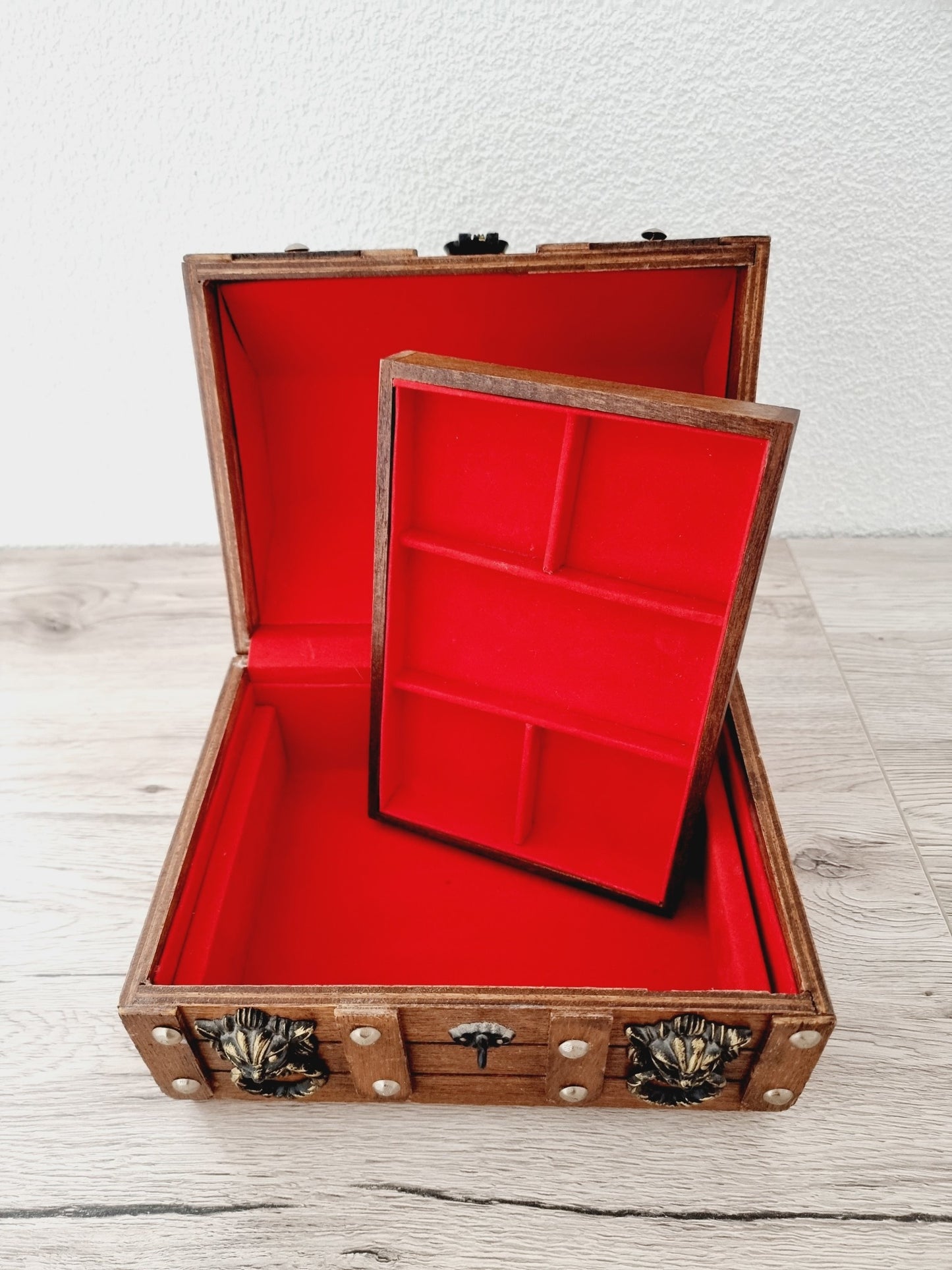 Coffre en bois avec compartiment