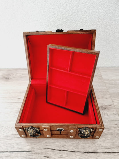 Coffre en bois avec compartiment