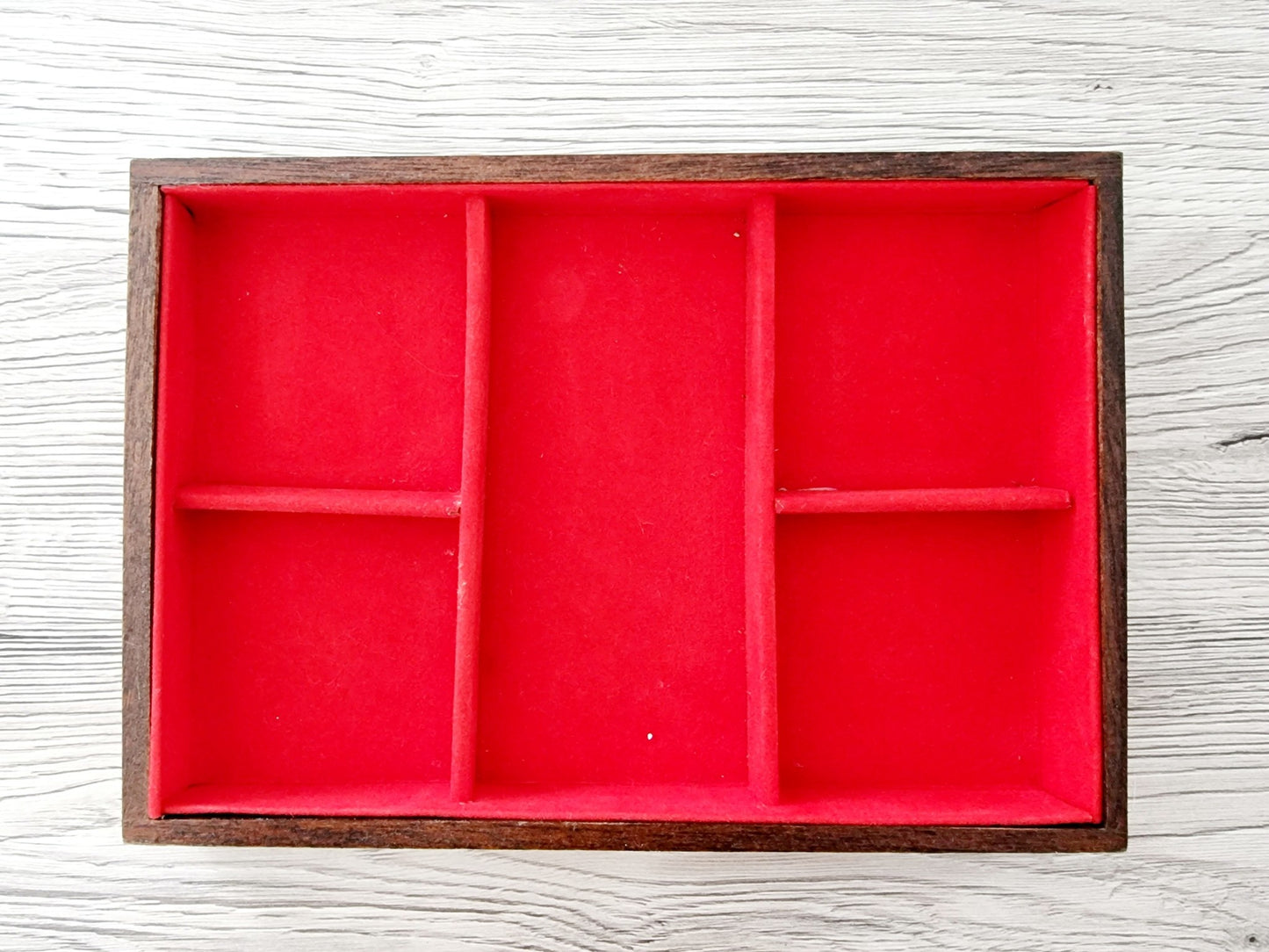 Coffre en bois avec compartiment