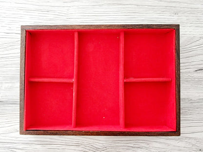 Coffre en bois avec compartiment