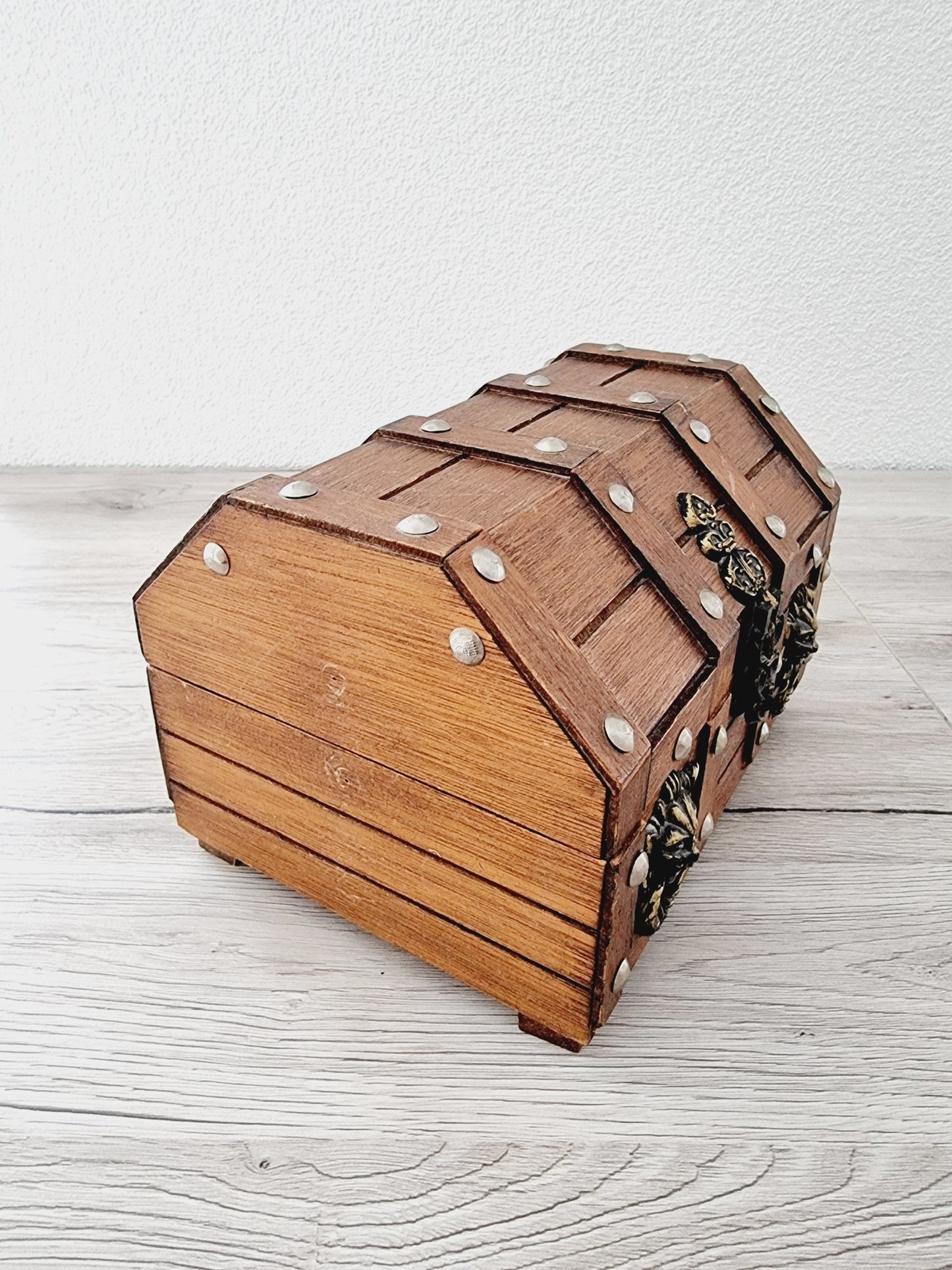 Coffre en bois avec compartiment