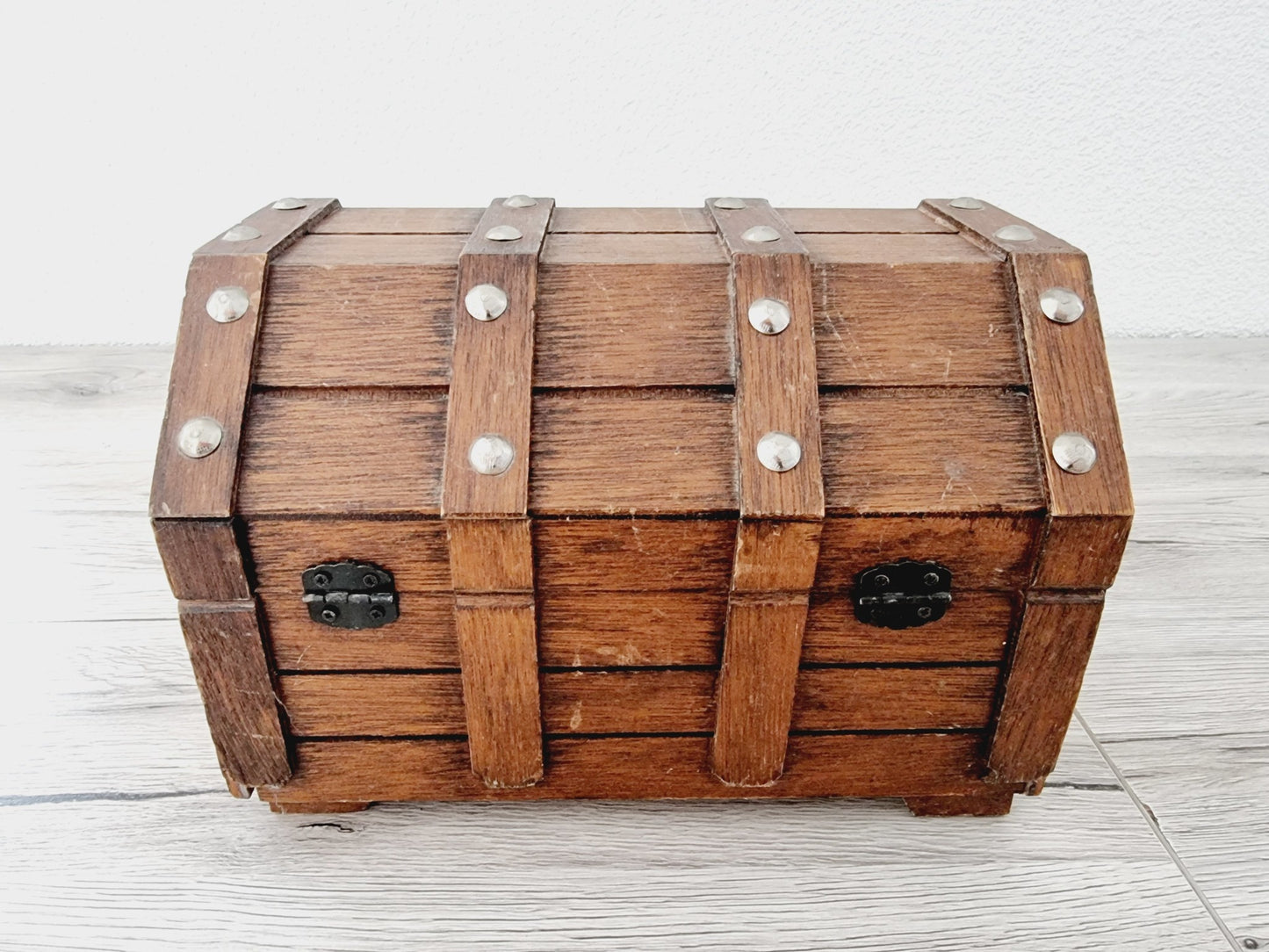 Coffre en bois avec compartiment