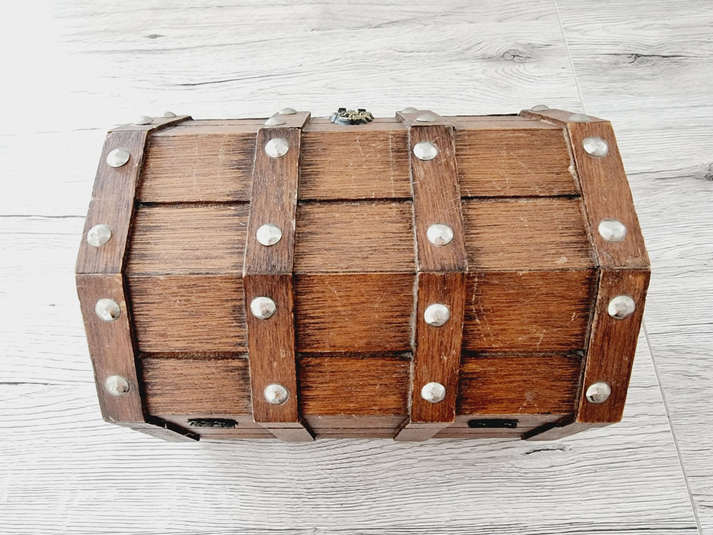 Coffre en bois avec compartiment