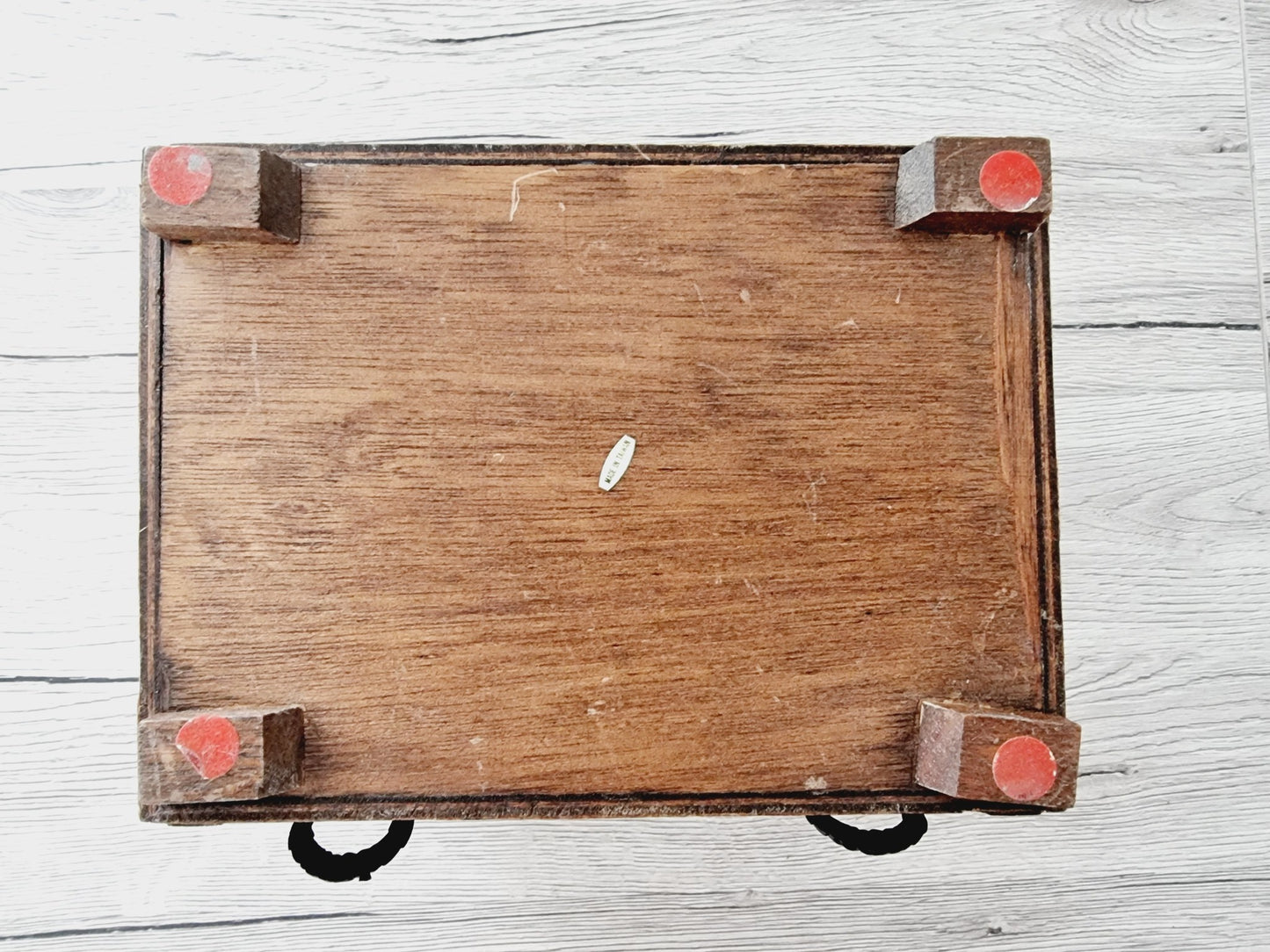 Coffre en bois avec compartiment