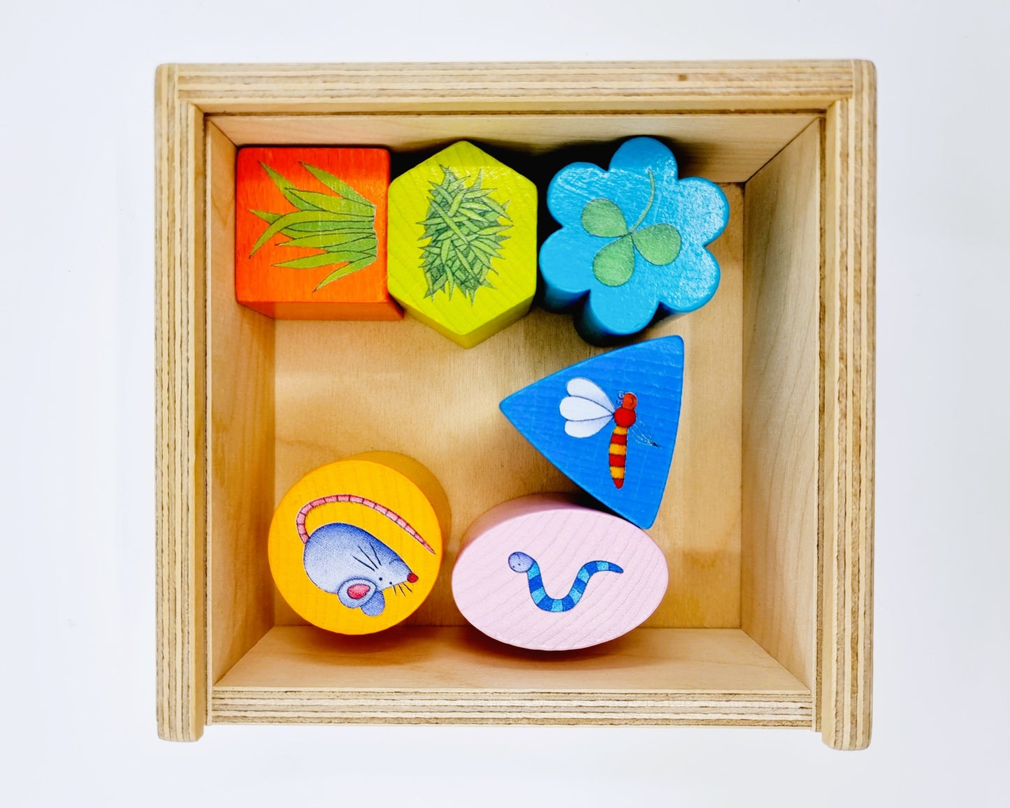 Maison d'éveil avec formes en bois