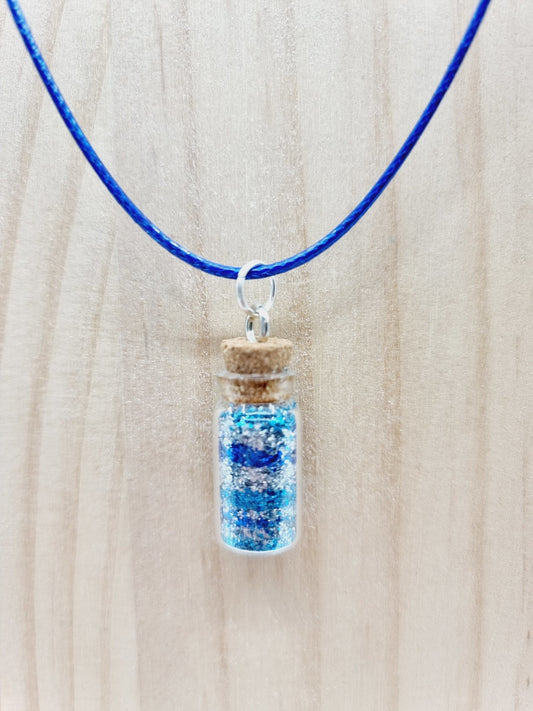 Collier fiole - paillettes nuances bleu/argenté