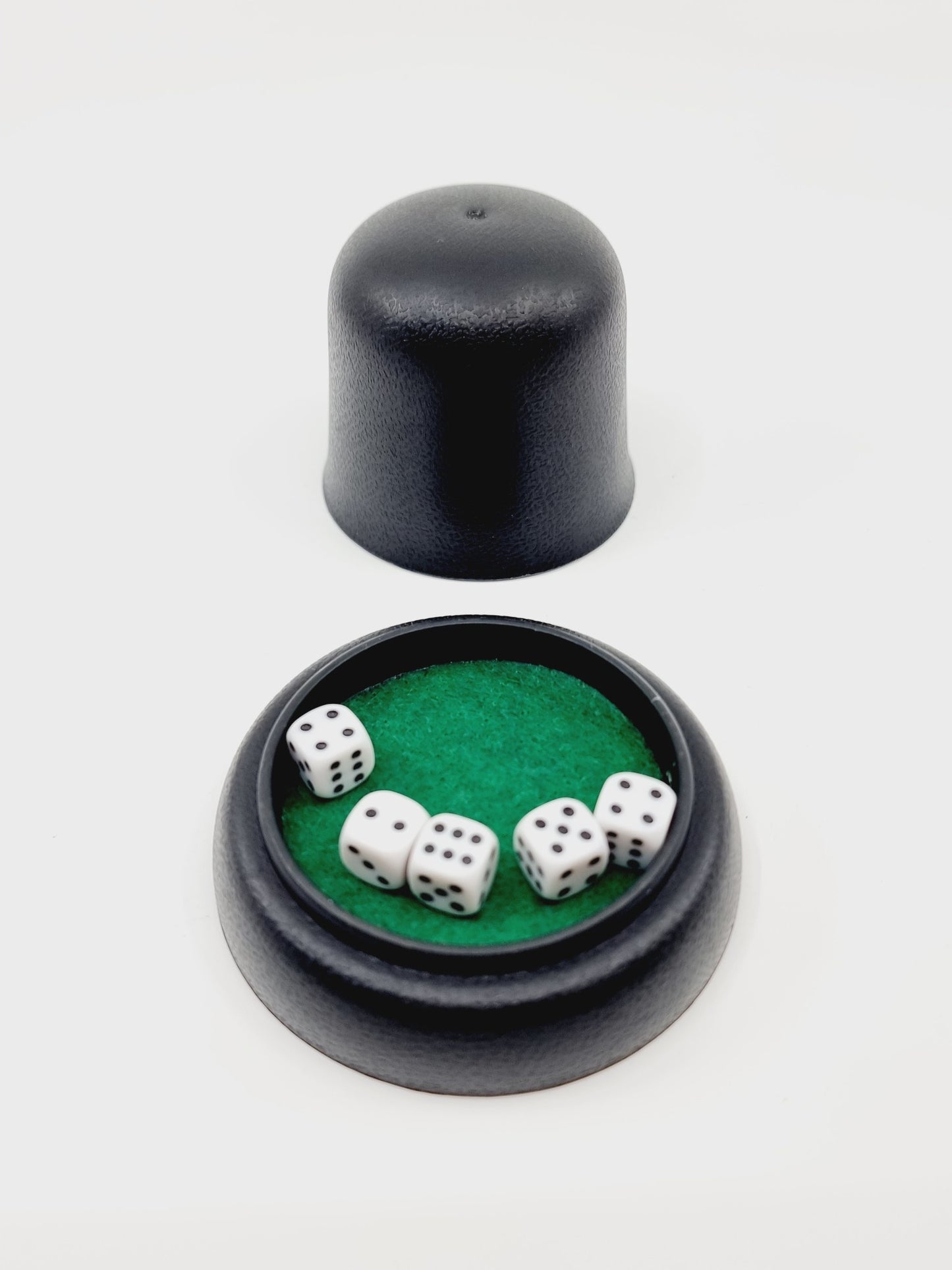 Jeu de dés avec gobelet