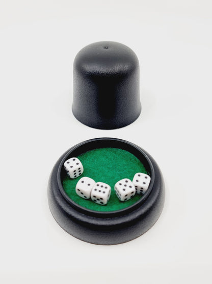 Jeu de dés avec gobelet