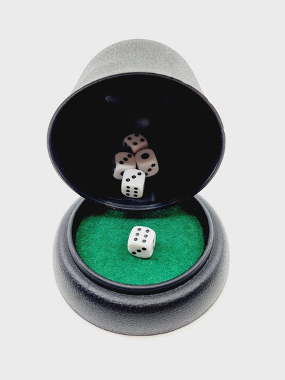 Jeu de dés avec gobelet