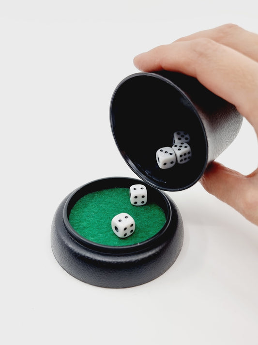Jeu de dés avec gobelet