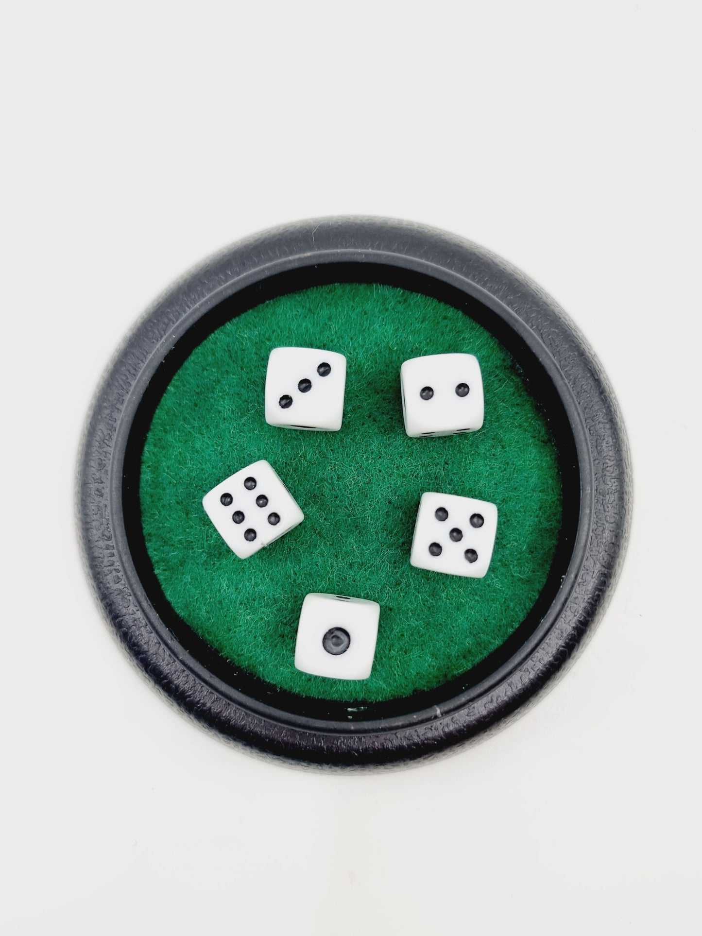 Jeu de dés avec gobelet