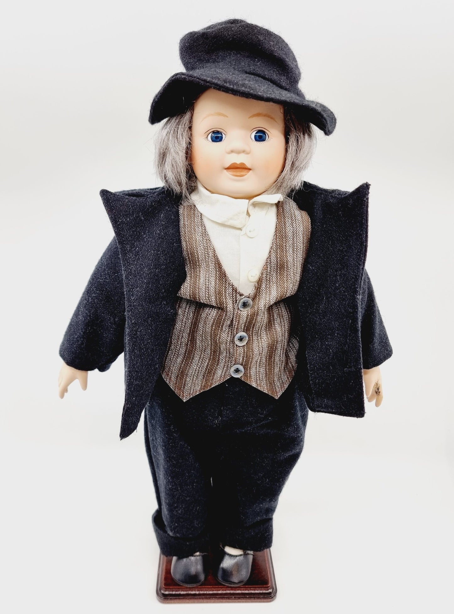 Poupée en porcelaine 45 cm - Dandy Victorien