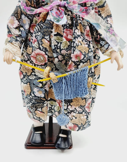 Poupée en porcelaine 50 cm - Mamie Tricoteuse