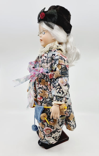 Poupée en porcelaine 50 cm - Mamie Tricoteuse