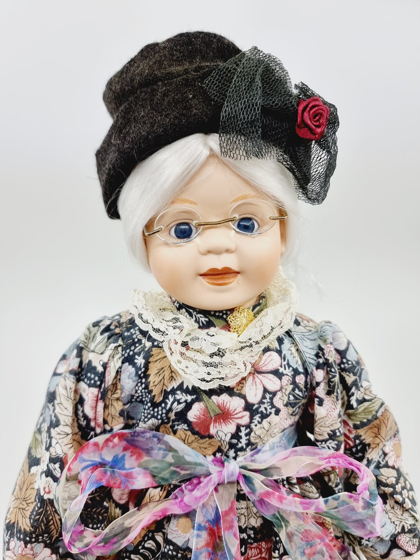 Poupée en porcelaine 50 cm - Mamie Tricoteuse
